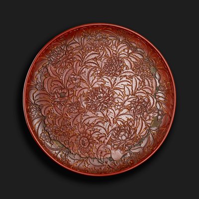 Utskåret fat som bærer merke av Xuande (1426-36) i bunnen, kinesisk (rød lakk på tre) av Chinese School