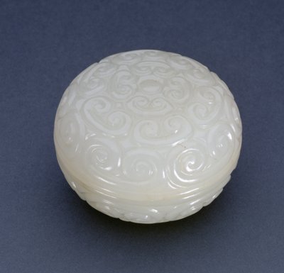 Circular Seal-Paste Box av Guri-lakkstil med lingzhi-ruller, Ming-dynastiet (hvit stein) (se også 241120) av Chinese School