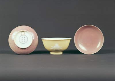 Sirkulær skål, Chien Lung-periode (1736-95) (keramikk) av Chinese School