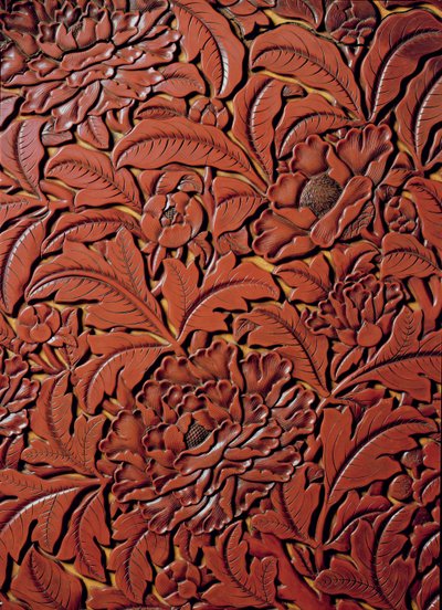 Detalj fra et utskåret fat som bærer merket til Xuande (1426-36) i basen, kinesisk (rød lakk på tre) av Chinese School
