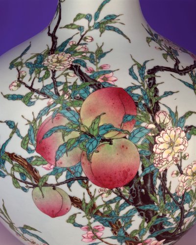 Detalj fra en praktfull famille rose nifersken kuleflaskevase, 1735-1795 av Chinese School