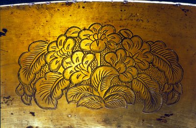 Detalj fra et gravert basseng, Tang-dynastiet (forgylt sølv) (se 206714) av Chinese School