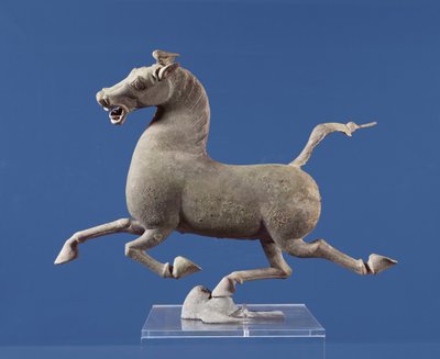 Galopperende hest med en hov hvilende på en svale, fra graven ved Wu-wei, Kansu, østlige Han-dynastiet (bronse) av Chinese School