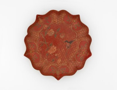 Lakkert fat med innskåret gull og malt dekor, 1500-1600-tallet av Chinese School