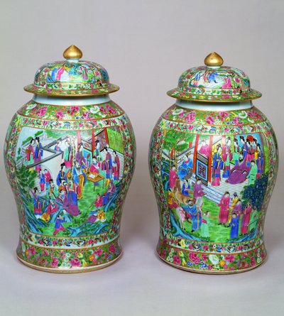 Par Canton famille rose balustervaser og kuppelformede deksler, tidlig på 1800-tallet av Chinese School