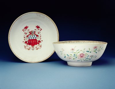 Et par skåler dekorert i famille rose-emaljer med armene til Joynes, Yongzheng-perioden (1723-35) (porselen) av Chinese School