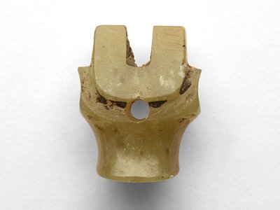 Anheng i form av et storfehode, omarbeidet, ca. 1100-1000 f.Kr. av Chinese School