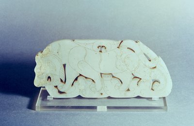 Plakett i form av en tiger, Han-dynastiet (206-220) (jade) av Chinese School