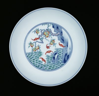 Porselensfat malt i underglasurblått og ducai-emaljer, 1723-1735 (porselen) av Chinese School
