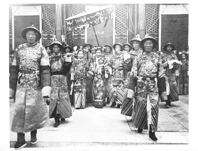 Portrett av TzU-Hsi (1835-1908) Enkekeiserinne av Kina med vaktdamer og vakter av Chinese School