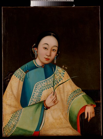Portrett av en hoffdame, sittende halv lengde i en brodert kappe, holder en blomst, midten av 1800-tallet av Chinese School