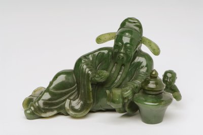 Liggende kinesisk lærd figur (jade) av Chinese School