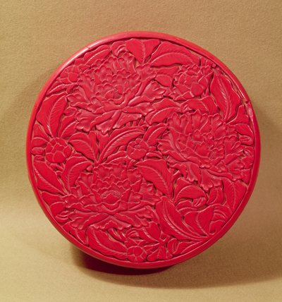 Rød lakkboks dekorert med peoner, c.1426-35 (lakk på tre) (se også 52020) av Chinese School