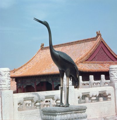 Statue av en stork med en sidepaviljong av Hall of Supreme Harmony i bakgrunnen, Ming-dynastiet av Chinese School