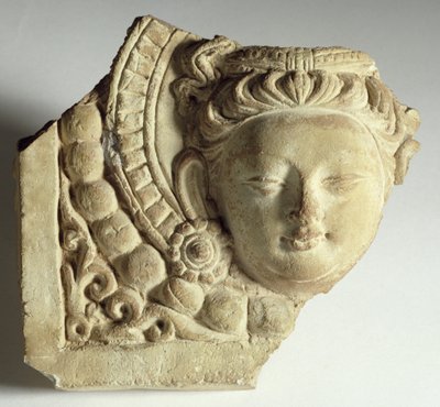 Flis med Bodhisattva-hode, Mingoi, 600-700-tallet (stucco) av Chinese School
