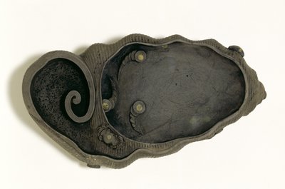 Tuan blekkstein i form av et konkylie, Ching-dynastiet, sent på 1800- til tidlig midten av 1800-tallet (utskåret stein) av Chinese School