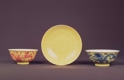 Gul skål med rouge-de-fer-drager, Chien Lung-periode (1736-95) (keramikk) av Chinese School