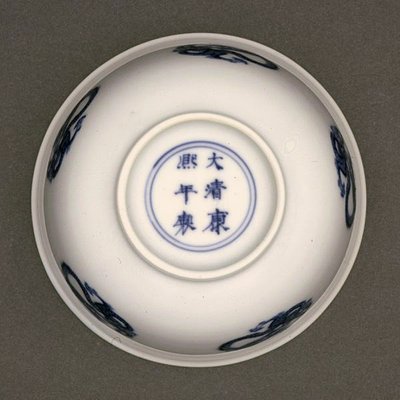 Undersiden av en skål, Kangxi-merke og perioden 1662-1722 (porselen med blå underglasur) (se også 142284) av Chinese School Chinese School