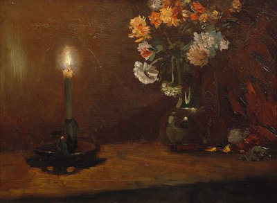 Arrangement med stearinlys og blomster i vase av Christian Eriksen Skredsvig