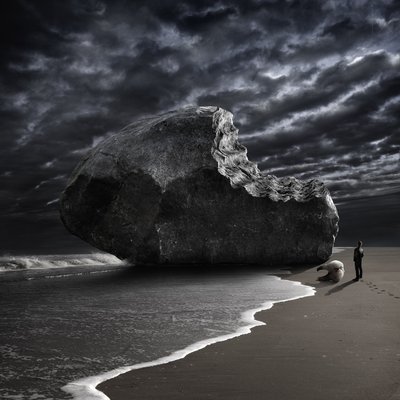 Bitten Rock på Stormy Beach av Christophe Kiciak