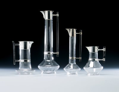 En sølvmontert claretmugge og annet glass av Christopher (attr. to) Dresser