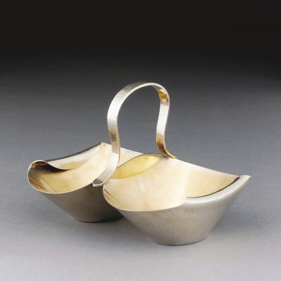 En hvit metallkurv av Christopher Dresser