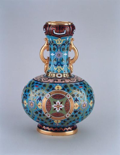Dummyvase dekorert i imitasjon av cloisonne, Minton & Co, ca. 1870 (porselen) av Christopher Dresser
