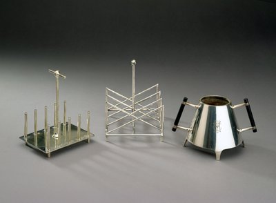 Toaststativ med stående støtter, produsert av Hukin & Heath, 1878 (se 46533 for detaljer); trekantede toaststativ, produsert av Elkington & Co., ca. 1875-88; sukkerskål med ebonisert tre h av Christopher Dresser