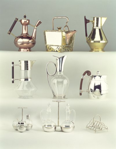 Topp, L-R: Oriental Coffee Pot, Benham & Froud, ca. 1888 (messing, kobber og tre); Japanese Rivetted Square Teapot, Benham & Froud, ca. 1888 (kobber og messing); Claret Jug, Richard Perry, Son & Co., ca. 1880 av Christopher Dresser