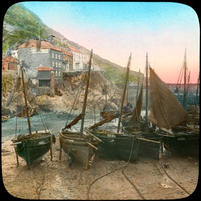 Fiskeflåte ved lavvann, Polperro, Cornwall, slutten av 1800- eller begynnelsen av 1900-tallet av Church Army Lantern Department