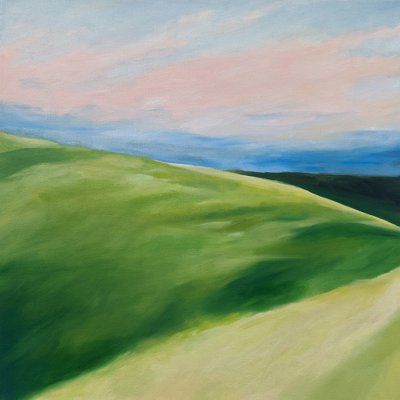 Grønne åser og pastellfarget himmel av Claire Whitehead