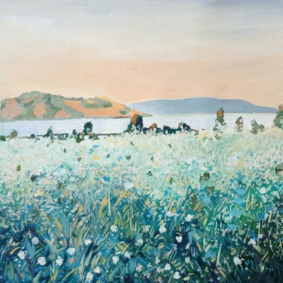 Hvite villblomster ved vannet av Claire Whitehead
