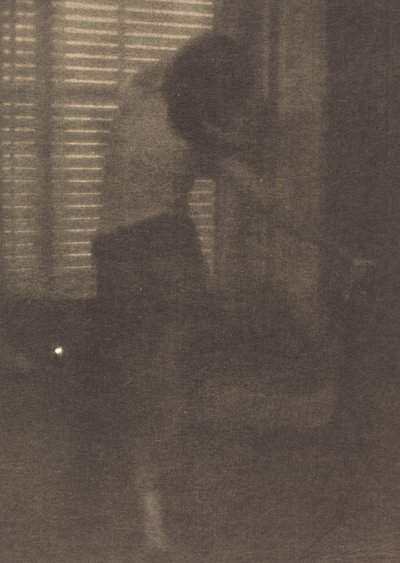 Modell i New York Studio, ca. 1915. av Clarence H White