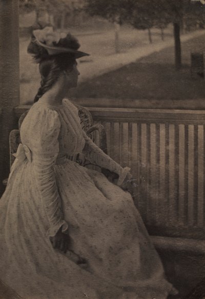 På verandaen Julia Hall McCune, ca. 1897. av Clarence H. White