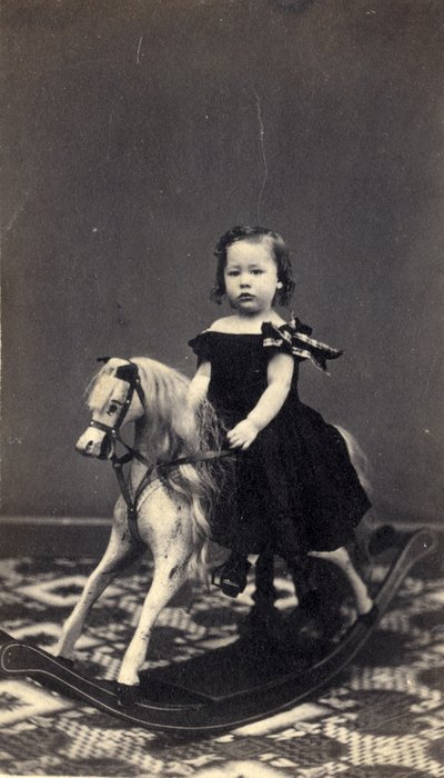 Ung jente på gyngehest, 1860-tallet (albumintrykk) av Clark and Hamlin