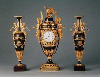 En Empire Vase Clock and a Pair of Pendant Vases, ca. 1810 (patinert bronse og ormolu) av Claude (attr. to) Galle