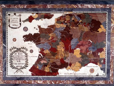 1600-tallskart over Frankrike med decoupage av forskjellige regioner. Bord ebene Napoleon III som støtter en mosaikkplate av harde steiner, marmor og albatre som representerer Frankrike rundt 1684, bordplaten er en del av Marie-Antoinettes møbler på Grand  av Claude Antoine Couplet