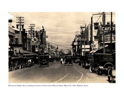 Flagler Street, vestover fra foran Halcyon Hotel, 27. mars 1920 av Claude C. Matlack