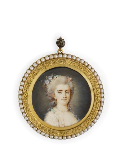 Comtesse Diane de Polignac, i hvit dekolletagekjole, blomster og peppermyntegrønt bånd i det oppsvepte pudderhåret, iført et perlekjede og øredobber (akvarell på elfenben i forgylt metallramme med delt perlekant) av Claude Jean Baptiste (attr. to) Hoin