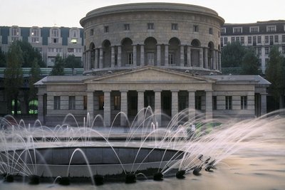 La Villette rotunda bygget i 1789 av Claude Nicolas Ledoux. av Claude Nicolas Ledoux