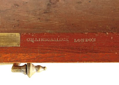 Midt-viktoriansk gotisk utskåret valnøtt og messingmontert sideskap, detalj, sent på 1800-tallet (valnøtt og messing) av Collinson and Lock