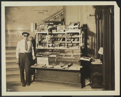 Blind nyhetsforhandler, John Martie, på standen hans i sørenden av kommunalbygningen, New York av Company Byron