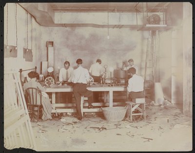 Filmlaboratorier ved Carlton Motion Picture Co. med fem menn og en kvinne som jobber med film, skjøting etc., New York av Company Byron