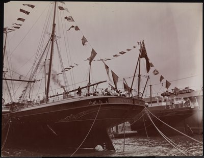 S.S. "Umbria" ved kai, ca. 1897 (s/hvitt-bilde) av Company Byron