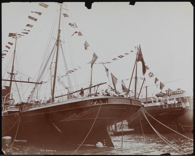 SS "Umbria" ved kai, ca. 1897 (s/hvitt-bilde) av Company Byron