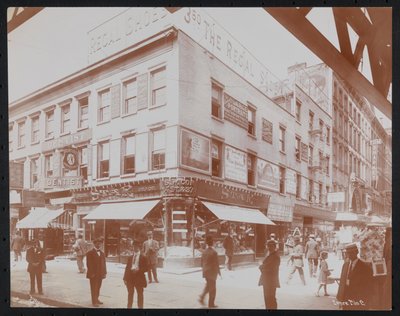 Det sørvestlige hjørnet av 14th Street og 3rd Avenue som viser Star Candies-butikken, en tannlege, Regal Shoe-butikken og Empire Film Co. med fotgjengere, reklametavler og en bjelke fra 3rd Avenue elevated railroad synlig, ca. 1905 (b/ w bilde) av Company Byron