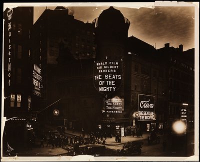 Casino Theatre om natten, folkemengder og biler, og bygningsarbeidere graver i gaten, Broadway og 39th St., New York, ca. 1915 (s/hvitt-bilde) av Company Byron