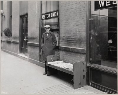 Den blinde avishandleren, Frederick Rode og det sørøstlige hjørnet av Broadway & 41st St. Et Western Union-skilt er synlig i vinduet bak Mr. Rode av Company Byron