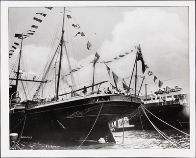 Hekken på S.S. "Umbria" i kai, ca. 1900 (s/hvitt-bilde) av Company Byron