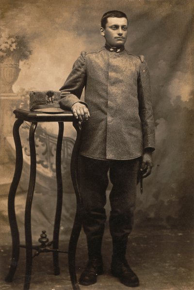 Album "The GM R. Army (1. verdenskrig)": soldat fra det 34. infanteriregiment i uniform etter land (s/hv-bilde) av Conterno Conterno